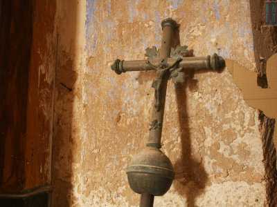 Accanto all�ara riposa un lungo bastone pastorale in ferro battuto, sulla cui punta sono intagliati un Cristo crocifisso e un inquietante teschio su due ossa incrociate